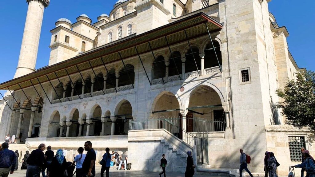 Valide Sultan Mosque - Istanbul in 4 days