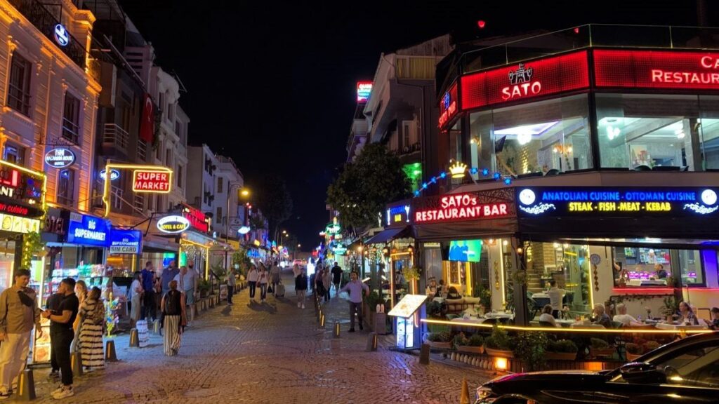 Istanbul Sultanahmet restaurants at night