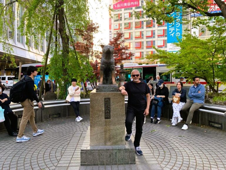 5 day itinerary in Tokyo - Nusi with the famous statue of Hachiko