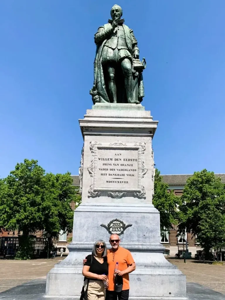 Gijji and Nusi in front of the statue of Willem den Eerste in The Hague, The Netherlands