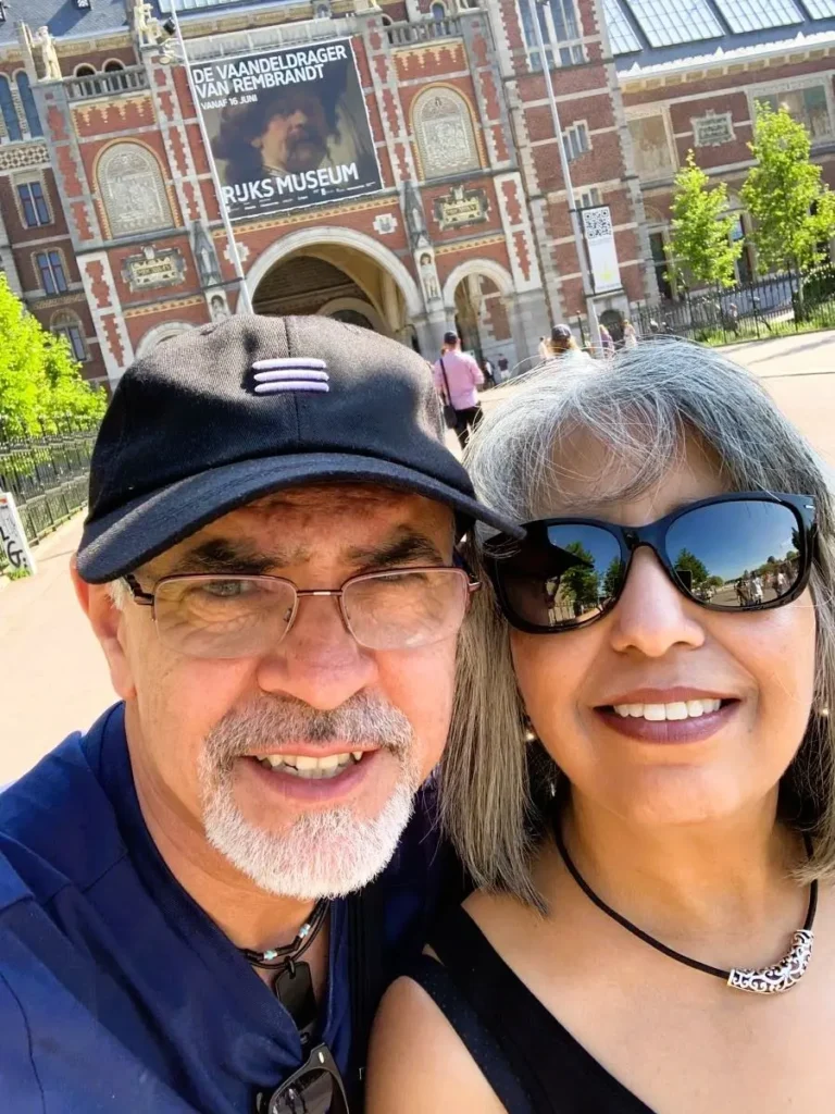 Amsterdam Rijksmuseum GN Nusi and Gijji in front of the Rijksmuseum in Museumplein